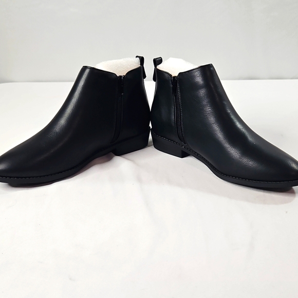 Journee Collection Ellis Black Leather Ankle Boots Size 8 - Picture 3 of 8